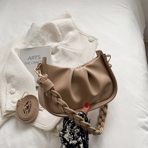 Sac nuage plissé beige avec poignée tissée épaisse et bandoulière amovible