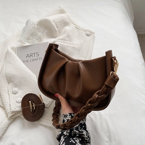 Sac nuage froncé marron foncé avec poignée tissée et finitions dorées élégantes