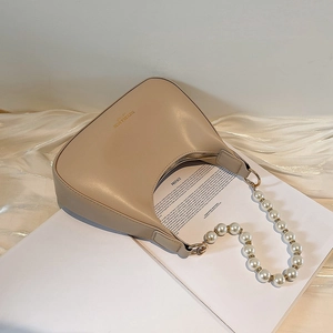 Sac à bandoulière minimaliste en cuir beige avec chaîne décorative en perles
