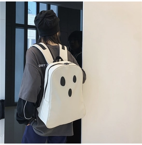Détail latéral du sac à dos fantôme blanc sur mannequin avec fermetures éclair noires
