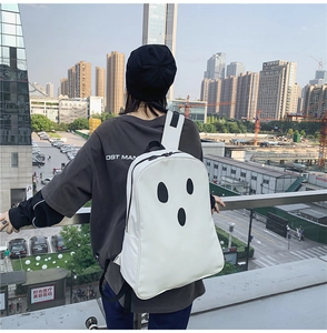 Vue extérieure du sac à dos fantôme en toile blanche avec motif dessin animé et bretelles