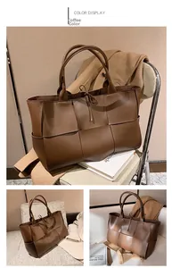 Détail du grand sac cabas marron café au design tressé large et décoration de nœud chic