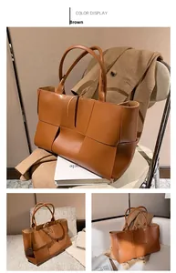 Gros plan sur le motif de tissage croisé large et la texture d'un cabas en cuir marron