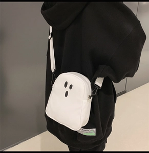 Vista posteriore della borsa a tracolla a fantasma bianco su felpa nera basica