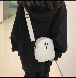 Dettaglio della mini borsa a tracolla con fantasma e cinturino regolabile sulla spalla