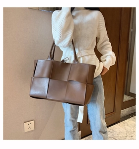 Détail d'un cabas en cuir tressé marron foncé avec un artisanat Intreccio surdimensionné
