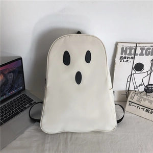 Sac à dos fantôme blanc minimaliste avec bretelles noires posé près d'un ordinateur