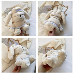 Détail du sac lapin en peluche beige avec chaîne dorée et bonnet en tricot très élégant