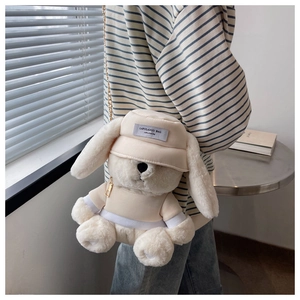 Détail du sac bandoulière lapin en peluche avec chaîne dorée et petite casquette