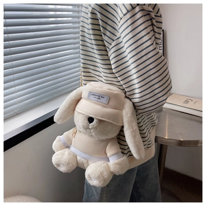 Détail du sac lapin en peluche blanc cassé avec sweat à capuche et chaîne dorée fine