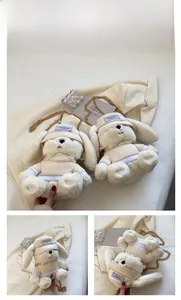 Vue détaillée d'un sac bandoulière lapin en peluche blanc avec chaîne dorée et accessoires