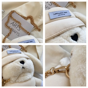 Détails du sac lapin en peluche montrant la fourrure synthétique et la chaîne dorée