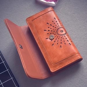 Portafoglio da donna in pelle marrone con motivi floreali laserati e chiusura magnetica