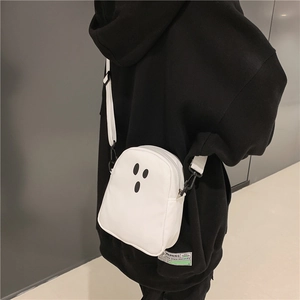 Piccola borsa a tracolla bianca con stampa di fantasmi e tracolla regolabile bianca