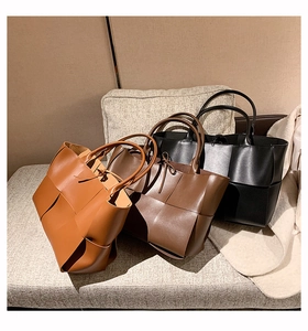 Gros plan détaillé des sacs cabas en cuir tressé en caramel, marron foncé et noir