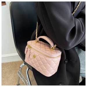 Rosa gesteppte Beuteltasche mit goldenem Blumen-Logo und Metalldetail am Tragegurt