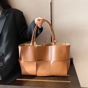 Grand sac cabas en cuir tressé marron avec double poignée au design minimaliste