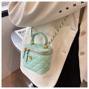 Nahaufnahme der mintgrünen Stepp-Minibag mit goldener Kette und Blumendetails