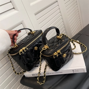 Schwarze Steppledertasche mit Goldkette und Blumenlogo, Set in zwei verschiedenen Größen