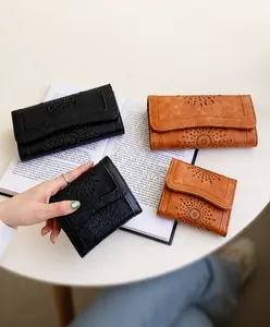 Detailansicht der Vintage-PU-Ledergeldbörsen mit Hohlblumenmuster und dreifach gefaltetem Design