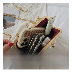 Vue détaillée de l'intérieur spacieux du sac de soirée perlé avec téléphone et cosmétiques