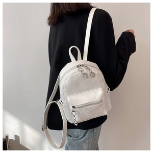 Dettaglio di mini zaino bianco con goffratura floreale e tiranti per zip a forma di fiore