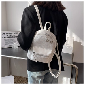 Mini zaino bianco in jacquard floreale con ciondolo a fiore argentato sulla zip