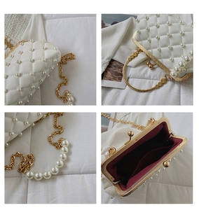 Détails du sac à main blanc matelassé avec perles, cadre doré et doublure bordeaux