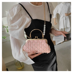 Sac à main en cuir matelassé rose avec perles blanches et bandoulière chaîne dorée