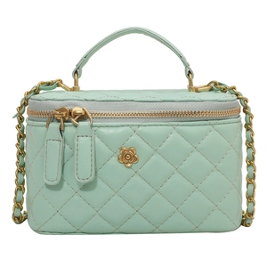 Bolso caja acolchado verde menta con herraje de camelia y correa de cadena de cuero