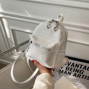 Mini zaino in tela bianca con texture floreale a rilievo e cerniere metalliche
