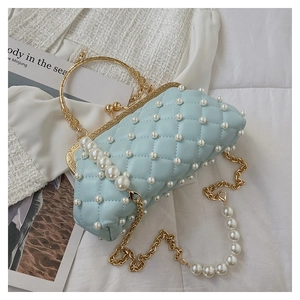 Détails du sac matelassé bleu clair avec perles blanches et poignée dorée évidée