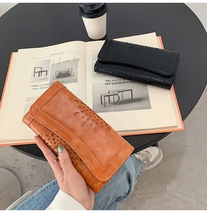 Makro-Detail der Laserschnitt-Hohlmuster auf Vintage PU-Leder langen Clutch-Brieftaschen