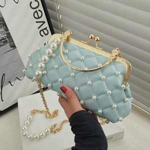 Sac à main matelassé bleu clair élégant avec perles décoratives et bandoulière dorée