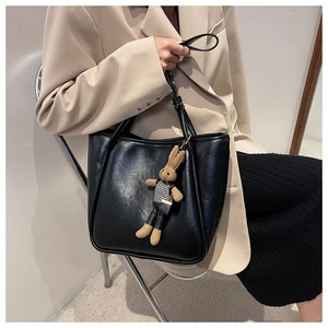 Sac fourre-tout noir tendance en simili cuir avec un joli pendentif lapin en pied-de-poule