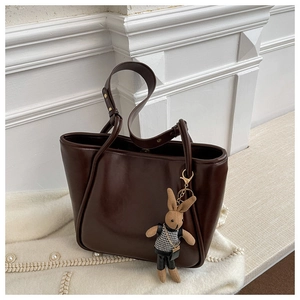 Détail du sac cabas marron chocolat avec un charmant porte-clés lapin à carreaux