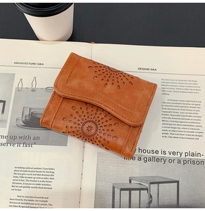 Detail der braunen Vintage-Geldbörse aus PU-Leder mit Lasercut-Blumenmuster auf Magazin
