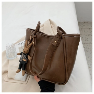 Détail du grand sac cabas marron foncé avec texture vintage et charm lapin en tricot