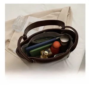 Détails de l'intérieur d'un grand sac cabas marron montrant sa grande capacité