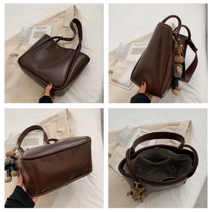 Vue détaillée du grand sac cabas marron foncé avec large bandoulière et charme lapin en peluche
