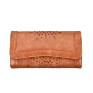 Makroaufnahme einer braunen Retro-Ölwachs-Leder-Geldbörse mit lasergeschnittenem Blumenmuster
