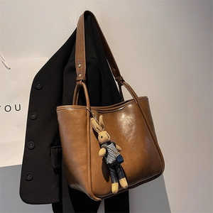 Mode Femmes Grande Capacité Sac Fourre-tout En Cuir PU Rétro Sac À Épaule Sac À Main Polyvalent Avec Pendentif Lapin Accessoire Automne Hiver