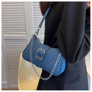 Borsa sottobraccio in denim blu con fibbia in metallo argento e catena decorativa