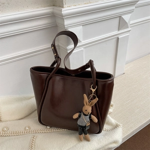 Grand sac cabas marron foncé en cuir lisse avec un joli charme de lapin