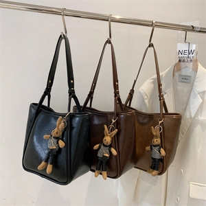 Trois sacs cabas texturés en similicuir noir et marron avec pendentifs lapin mignons