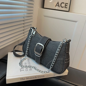 Borsa sottobraccio in denim nero alla moda con cuciture a contrasto e catena d'argento