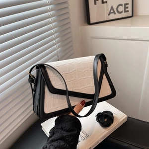 Women Crocodile Pattern PU Leather Crossbody Bag Vintage Minimalist Small Square Shoulder Bag With Geometric Flap Fashion Underarm Bag
