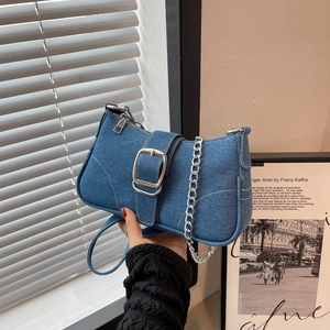 Borsa sottobraccio in denim blu con cuciture a contrasto e tracolla a catena