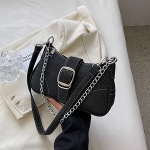 Borsa sottobraccio in denim nero con cuciture a contrasto e tracolla a catena