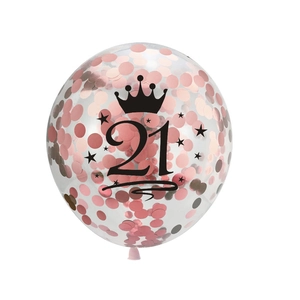 Détail d'un ballon transparent 21 ans avec confettis or rose et motifs de couronne
